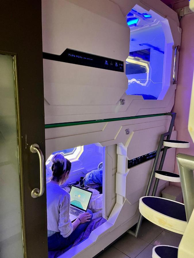 Bestow Capsule Hostel Kuala Lumpur Exteriör bild