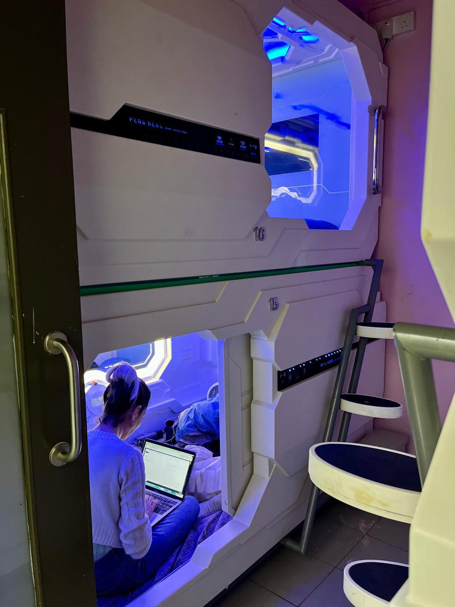 Bestow Capsule Hostel Kuala Lumpur Exteriör bild